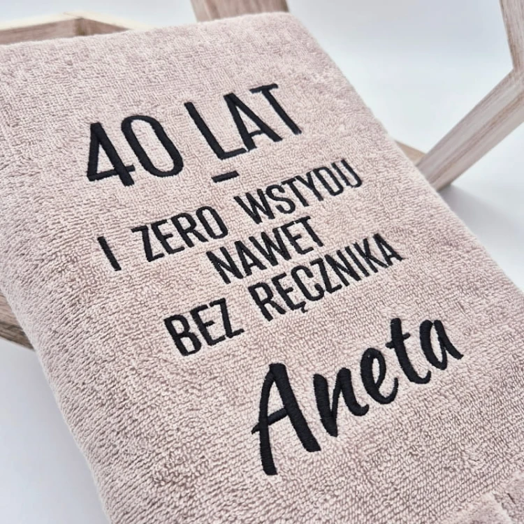 40-lat-i-zero-wstydu-nawet-bez-recznika-b.jpg