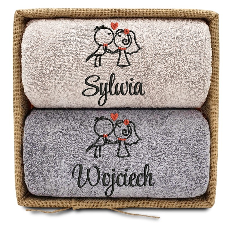 prezent-na-slub-2-reczniki-w-koszu-pocalunek-pary-mlodej-piaskowy-szary.jpg