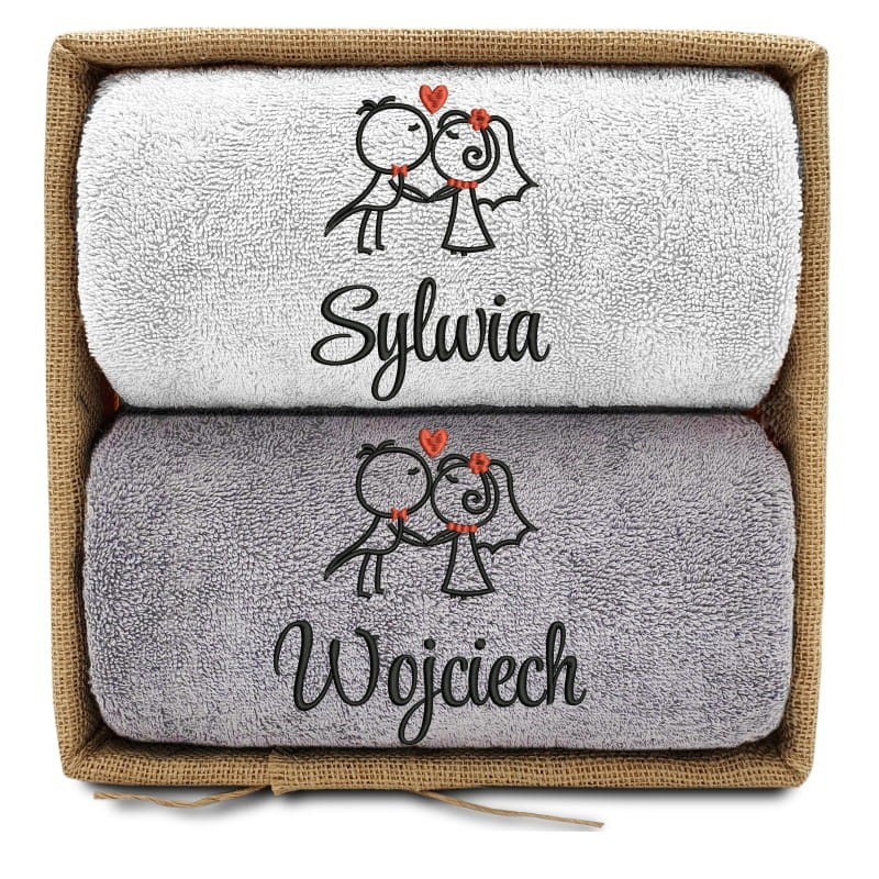 prezent-na-slub-2-reczniki-w-koszu-pocalunek-pary-mlodej-bialy-szary.jpg