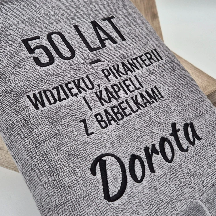 50-lat-wdzieku-pikanterii-i-kapieli-z-babelkami-b.jpg