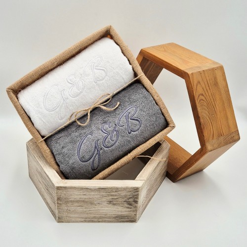 PREZENT ŚLUBNY 2 ręczniki w koszu Z INICJAŁAMI PARY