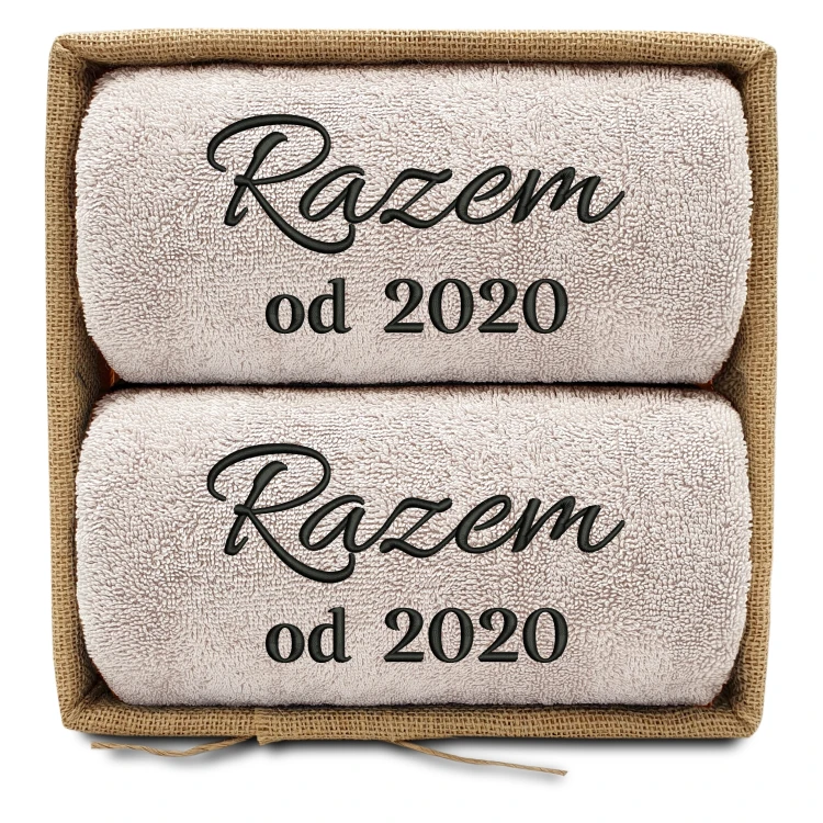 razem-prezent-na-slub-2-reczniki-w-koszu-bez.jpg