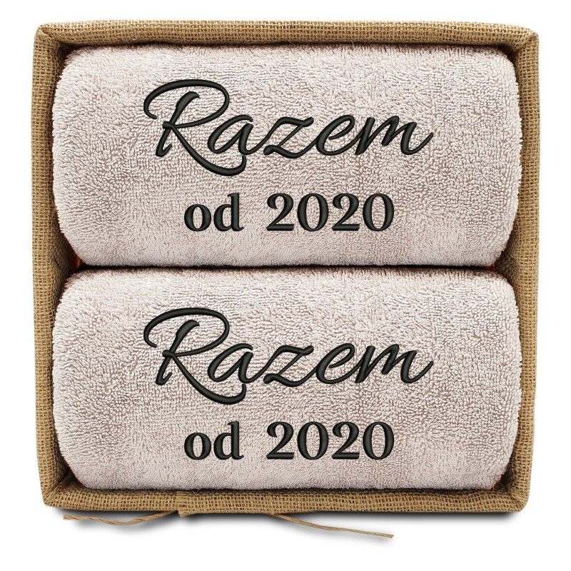 razem-prezent-na-slub-2-reczniki-w-koszu-bez.jpg