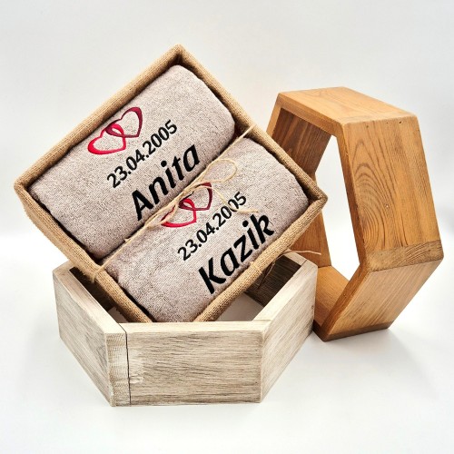 PREZENT ŚLUBNY 2 ręczniki w koszu z imionami i datą Ślubu SERCA