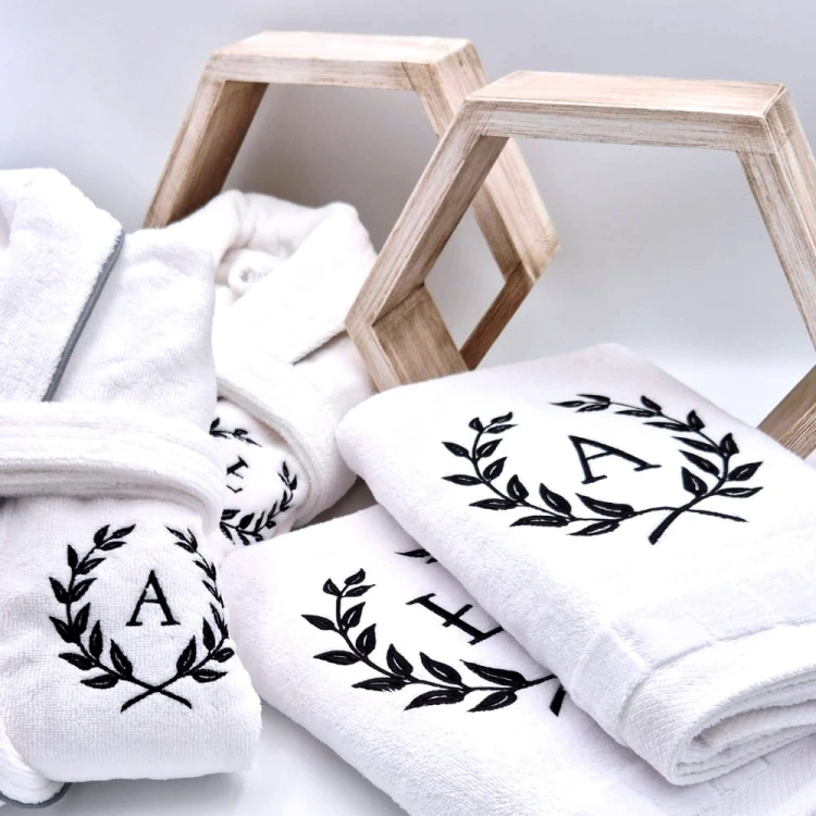 szlafrok-personalizowany-na-prezent-urodzinowy-monogram-lisc-laurowy-a.jpg