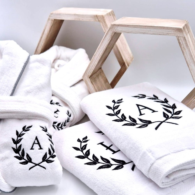 szlafrok-personalizowany-na-prezent-urodzinowy-monogram-lisc-laurowy-a.jpg
