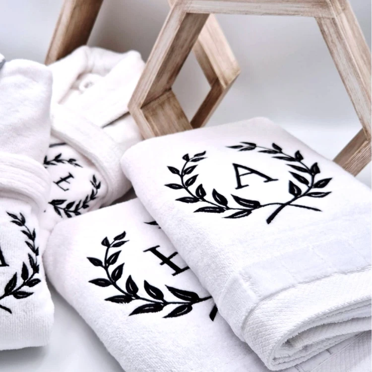 szlafrok-personalizowany-na-prezent-urodzinowy-monogram-lisc-laurowy-b.jpg
