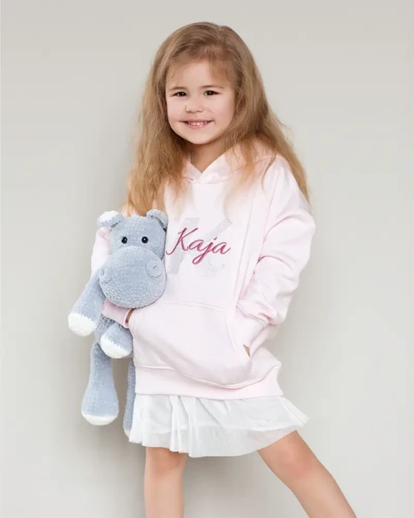 bluza-z-kapturem-dla-dziecka-z-imieniem-dla-dziewczynki-rozowa-1.webp