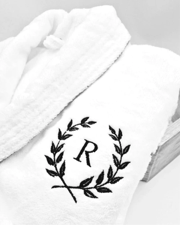 szlafrok-personalizowany-na-prezent-urodzinowy-monogram-lisc-laurowy-3.jpg