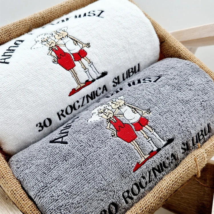 jubilaci-w-kapciach-2-reczniki-w-koszu-bialy-szary-b.jpg