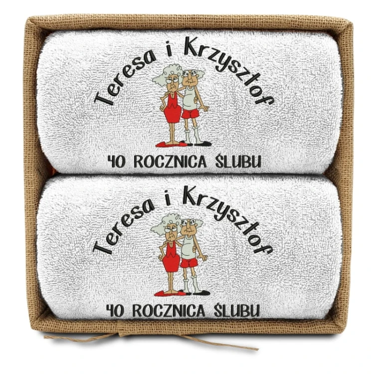 jubilaci-w-kapciach-2-reczniki-w-koszu-bialy.jpg