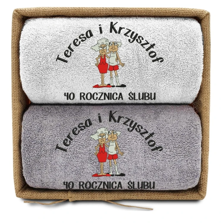 jubilaci-w-kapciach-2-reczniki-w-koszu-bialy-szary.jpg