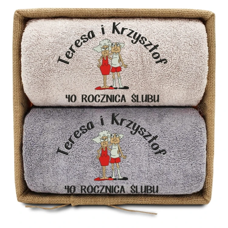jubilaci-w-kapciach-2-reczniki-w-koszu-piaskowy-szary.jpg