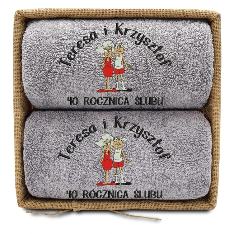 jubilaci-w-kapciach-2-reczniki-w-koszu-szary.jpg