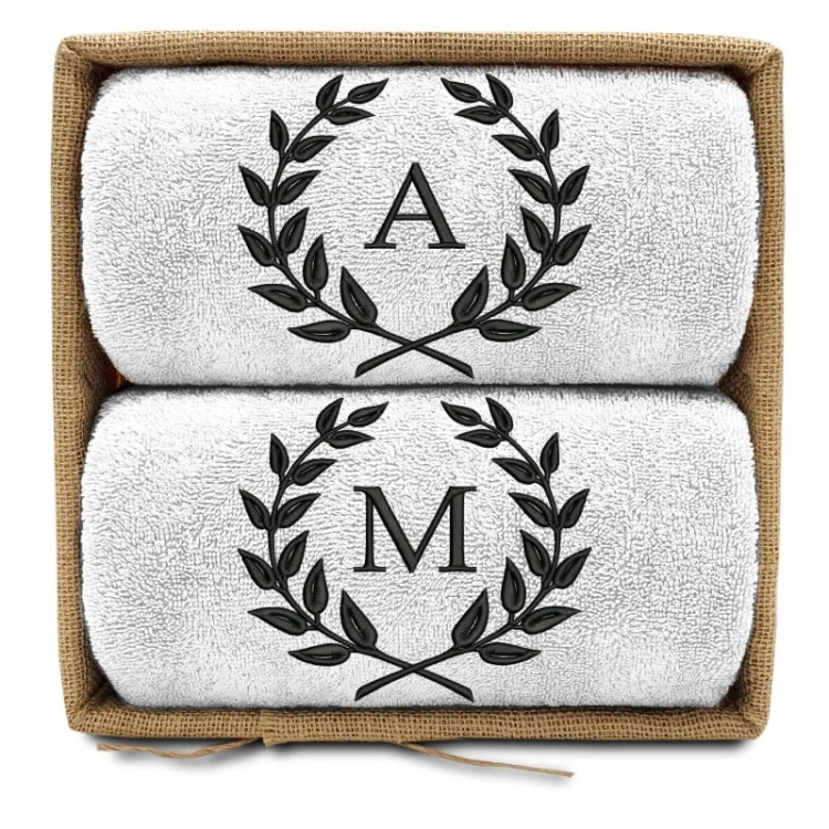 prezent-na-slub-2-reczniki-w-koszu-monogram-z-lisciem-laurowym-bialy.jpg