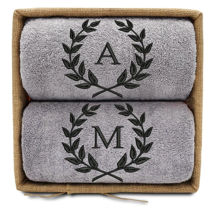 prezent-na-slub-2-reczniki-w-koszu-monogram-z-lisciem-laurowym-szary.jpg