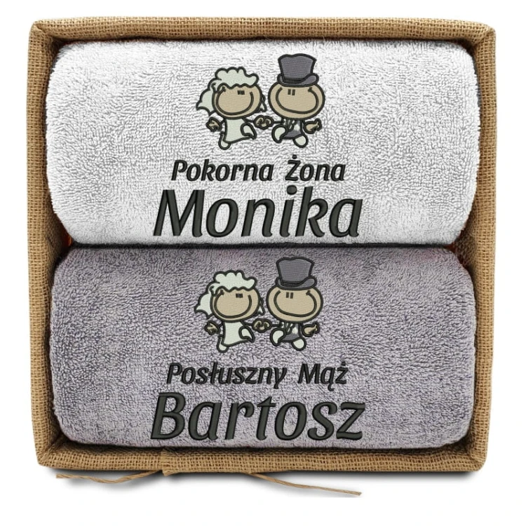 prezent-slubny-2-reczniki-w-koszu-pokorna-zona-posłuszny-maz-bialy-szary.jpg