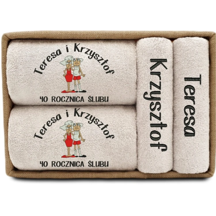 jubilaci-w-kapciach-4-reczniki-w-koszu-piaskowy.jpg
