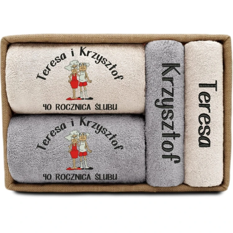jubilaci-w-kapciach-4-reczniki-w-koszu-piaskowy-szary.jpg