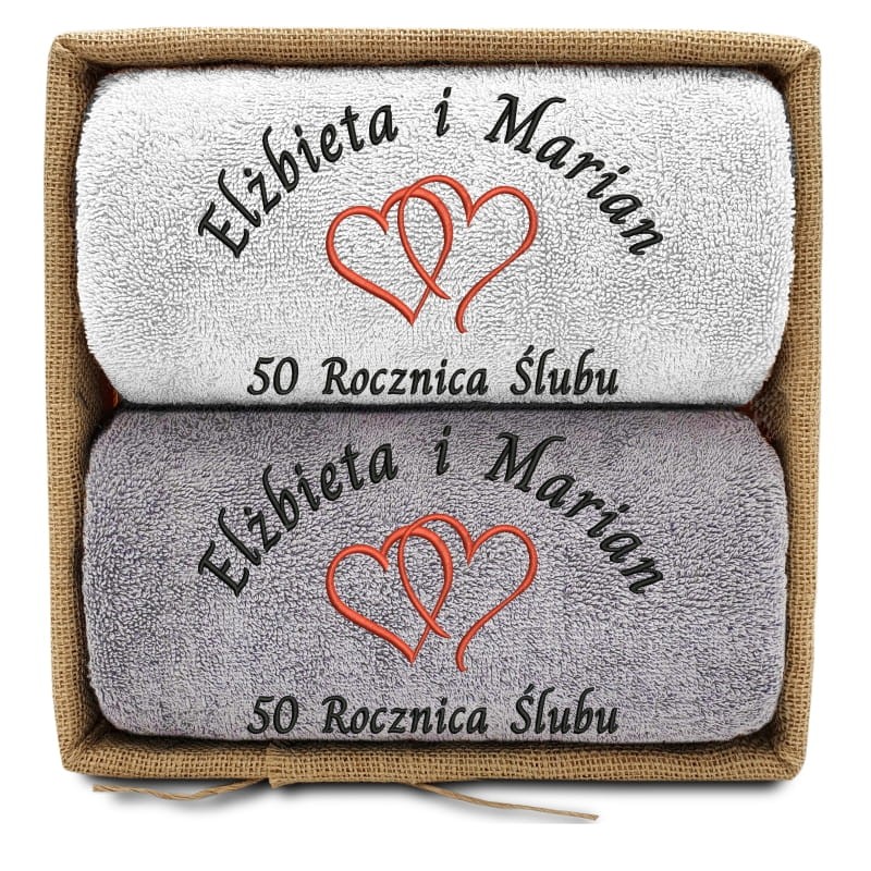 prezent-na-rocznice-slubu-2-reczniki-w-koszu-serca-bialy-szary.jpg