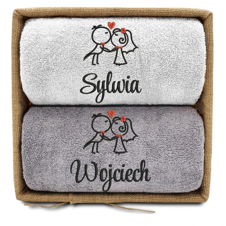 prezent-na-slub-2-reczniki-w-koszu-pocalunek-pary-mlodej-bialy-szary.jpg