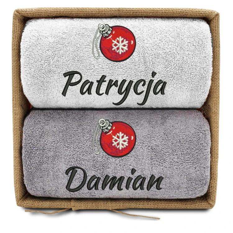 komplet-recznikow-swiatecznych-z-imionami-w-koszu-bombki-bialy-szary.jpg